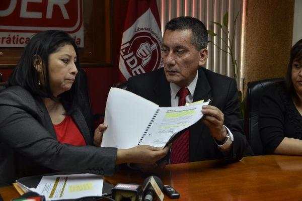 Diputados de Líder muestran los supuestos gastos de Rudy Gallardo.