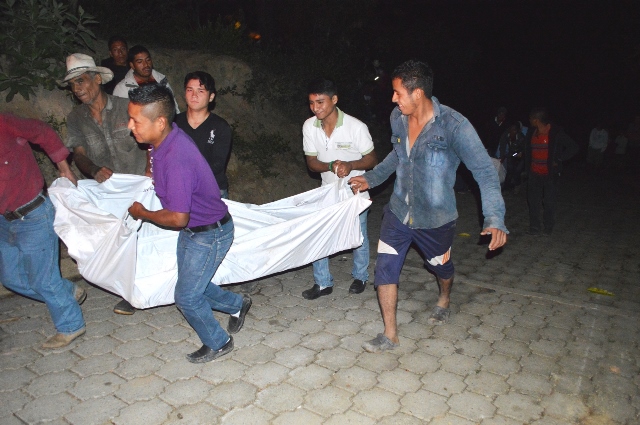 Los cuerpos de los dos hombres ultimados a balazos en la aldea Las Agujitas, fueron llevados a la morgue de Jalapa. (Foto Prensa Libre: Hugo Oliva)