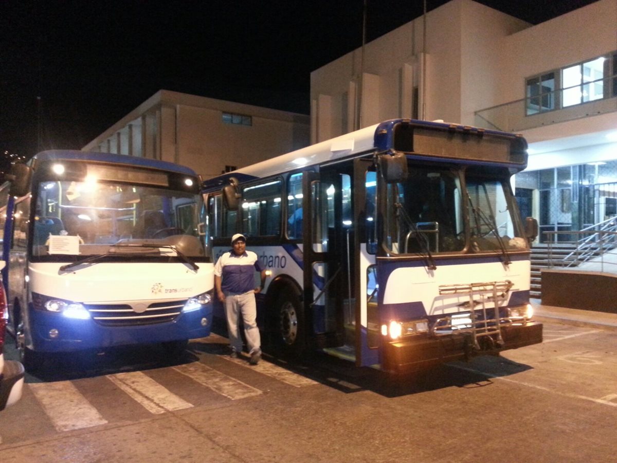 Transportistas muestran el modelo de autobuses que podrían implementar en los próximos meses en Mixco. (Foto Prensa Libre: Municipalidad de Mixco)