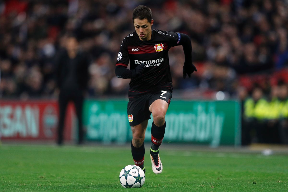 Javier Chicharito Hernández corre con el balón durante el partido de ayer del Bayer Leverkusen en la Liga de Campeones. (Foto Prensa Libre: AFP)