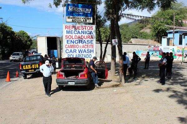 Agentes de la PNC y fiscales del MP revisan el vehículo y el tráiler dode fueron hayados los precursores y los dólares. (Foto Prensa Libre)<br _mce_bogus="1"/>