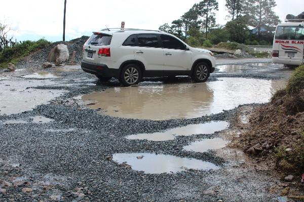 El mal estado de la  carretera a las Verapaces ocasiona  atrasos  y daños  a    vehículos.