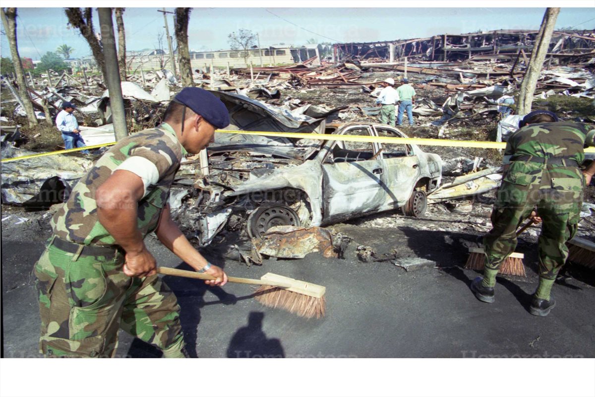 04/12/1999. Soldados remueven escombros de Zolic en Santo Tom?s de Castilla tras la explosión. (Foto: Hemeroteca PL)