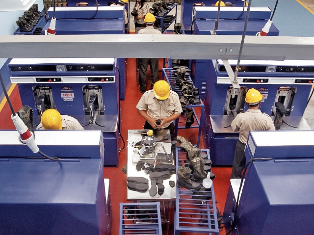 La Industria Militar se especializa en la fabricación de uniformes, calzado y armamento.