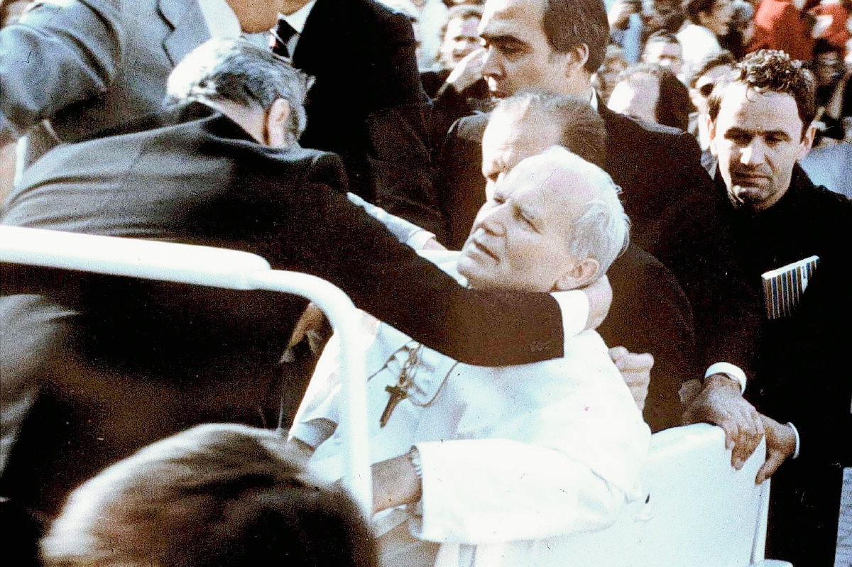 Juan Pablo II se desmaya al ser herido de bala en el jeep donde se conducía en la Plaza de San Pedro, el 13 de mayo de 1981. (Foto Prensa Libre: AFP)