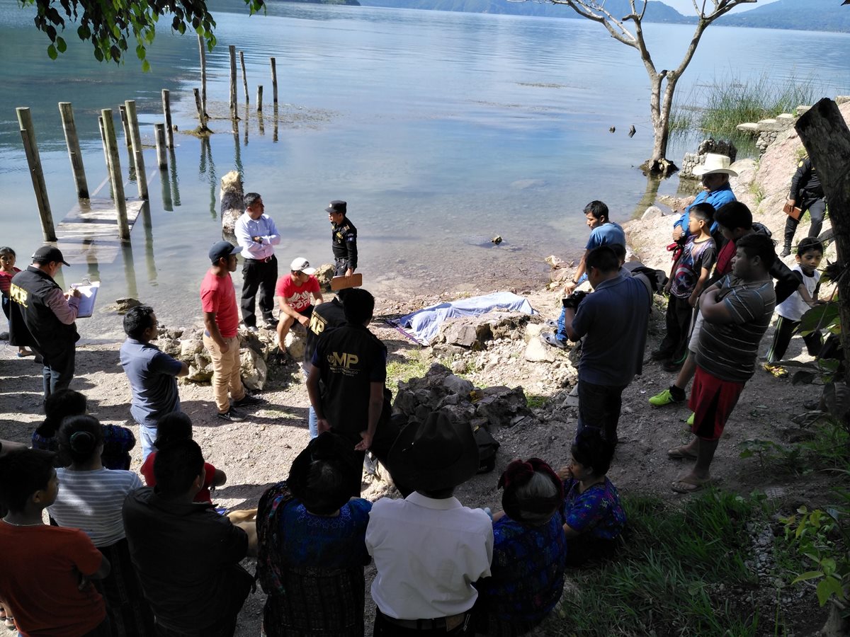 El cadáver de Hernando Cumes Nimacachí fue localizado en el Lago de Atitlán. (Foto Prensa Libre: Ángel Julajuj)