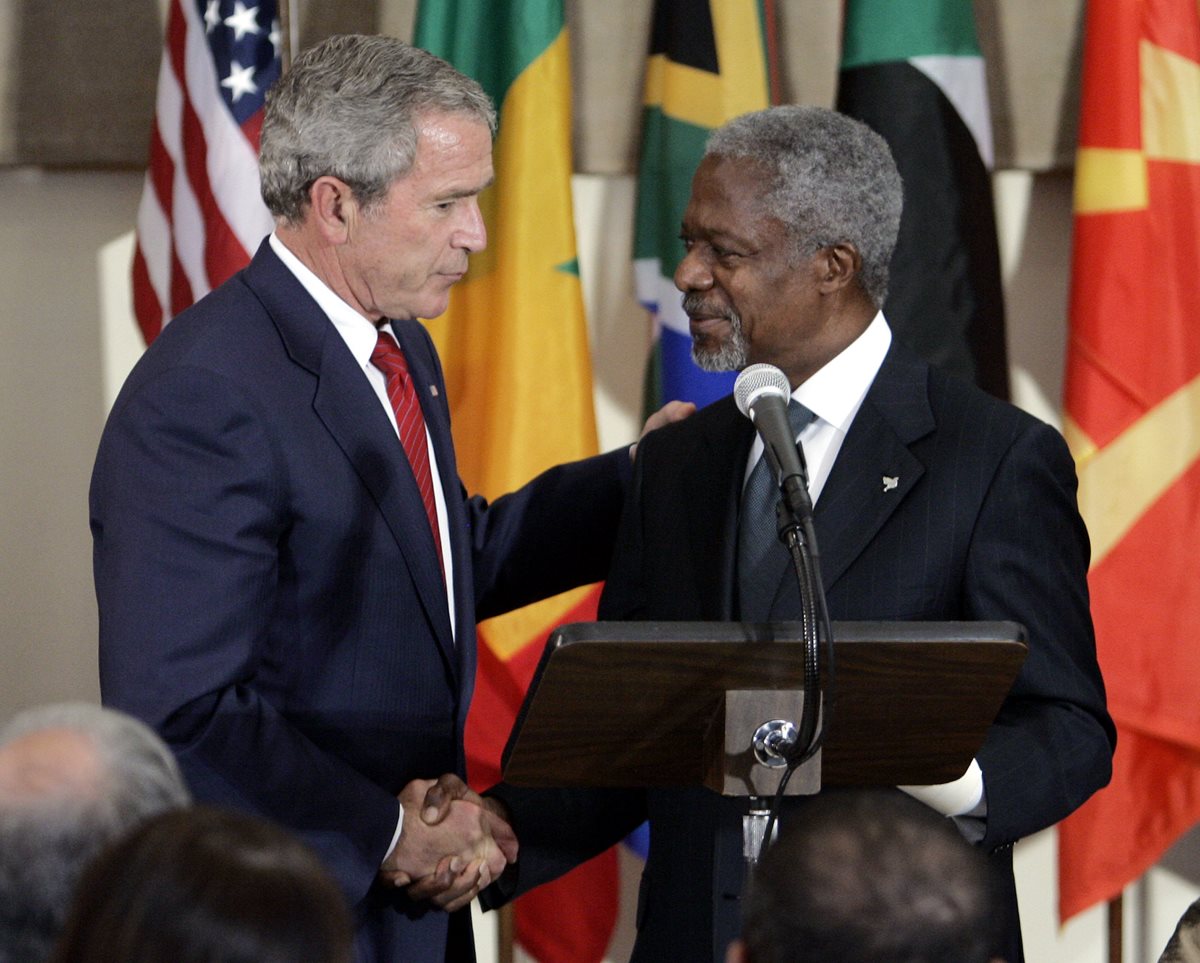 George W. Bush, expresidente de Estados Unidos, junto a Kofi Annan, durante la Asamblea General de la ONU, 2006, en Nueva York.