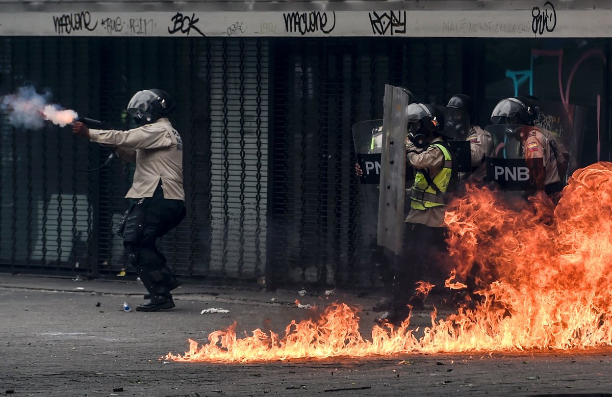 Los disturbios no cesan en Venezuela. (Foto Prensa Libre: AFP)
