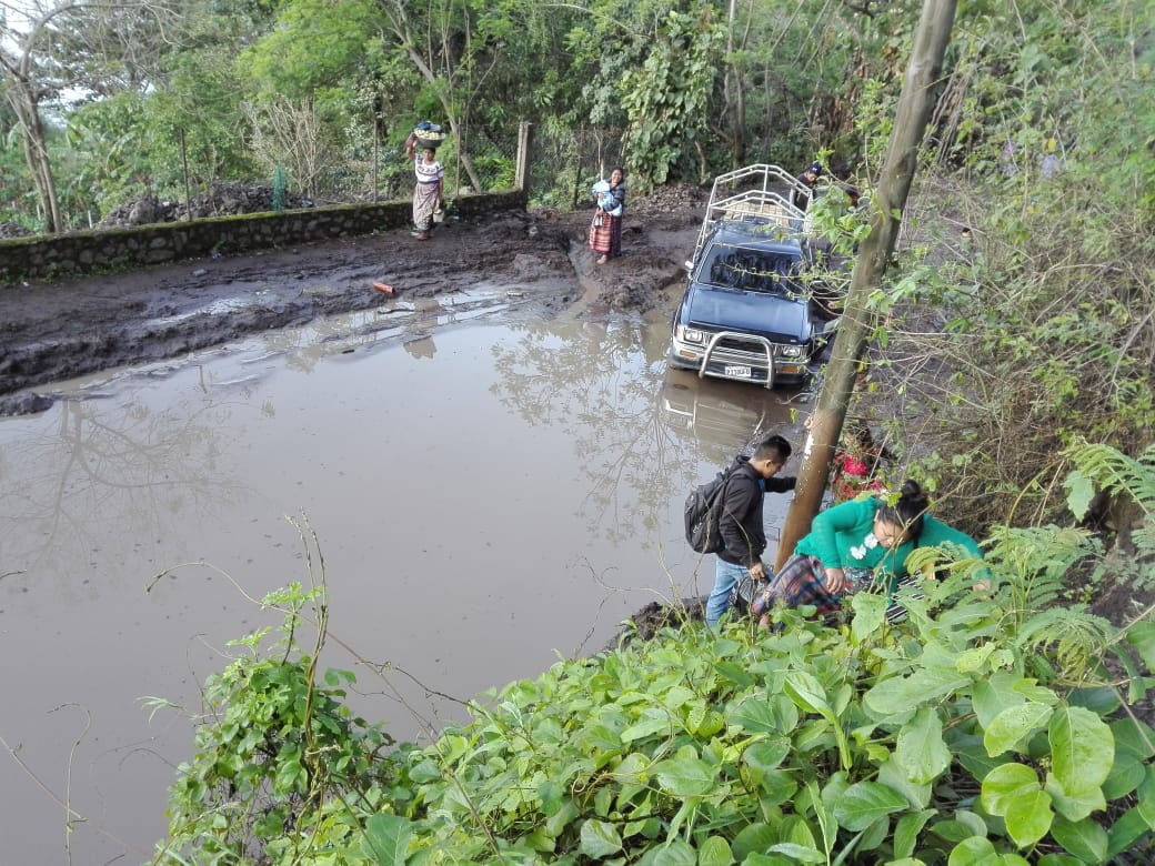 Decenas de vecinos resultaron afectados por el alud que se registró en la ruta entre San Marcos La Laguna y San Pedro La Laguna, Sololá. (Foto Prensa Libre: Ángel Julajuj)