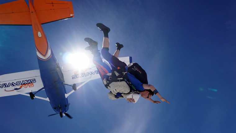 El salto en paracaídas de Irene O'Shea le ha dado la vuelta al mundo. (Foto Prensa Libre: AFP)