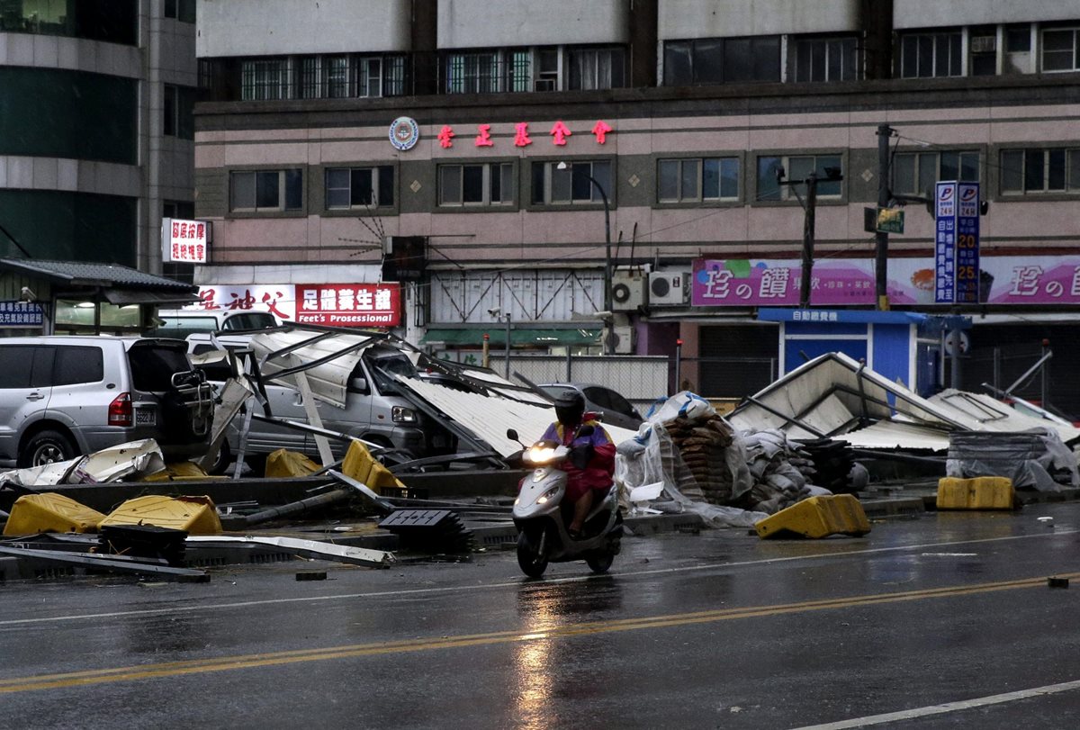 Varios vehículos fueron dañados por el paso del supertifón Meranti en Kaohsiung, Taiwán.(Foto Prensa Libre: EFE)