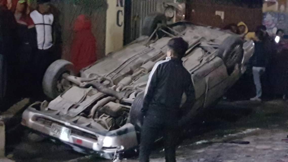 Pobladores de Almolonga vapulearon a dos supuestos secuestradores y destruyeron parcialmente el vehìculo donde viajaban. (Foto Prensa Libre: Fred Rivera)