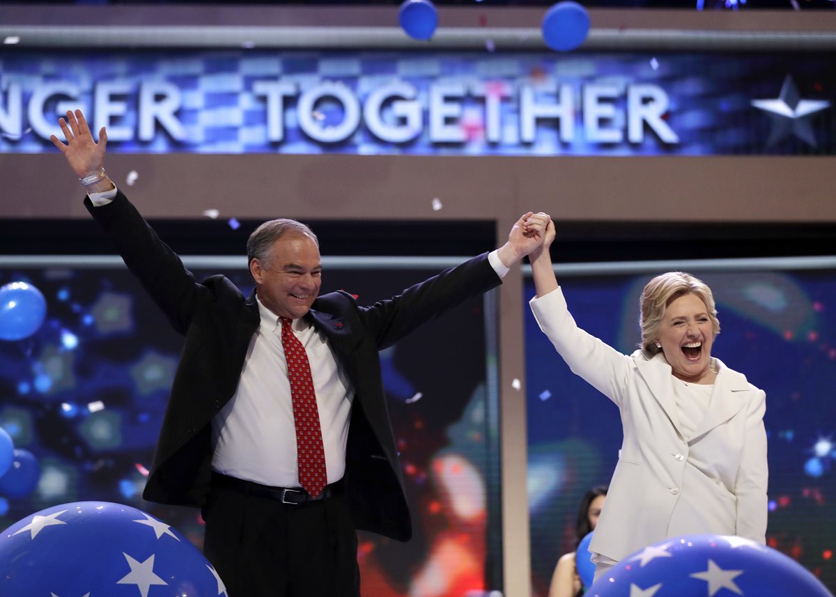 Hillary Clinton alza los brazos junto a al vicepresidenciable Tim Kaine, tras aceptar la nominación del Partido Demócrata. (Foto Prensa Libre: AP).