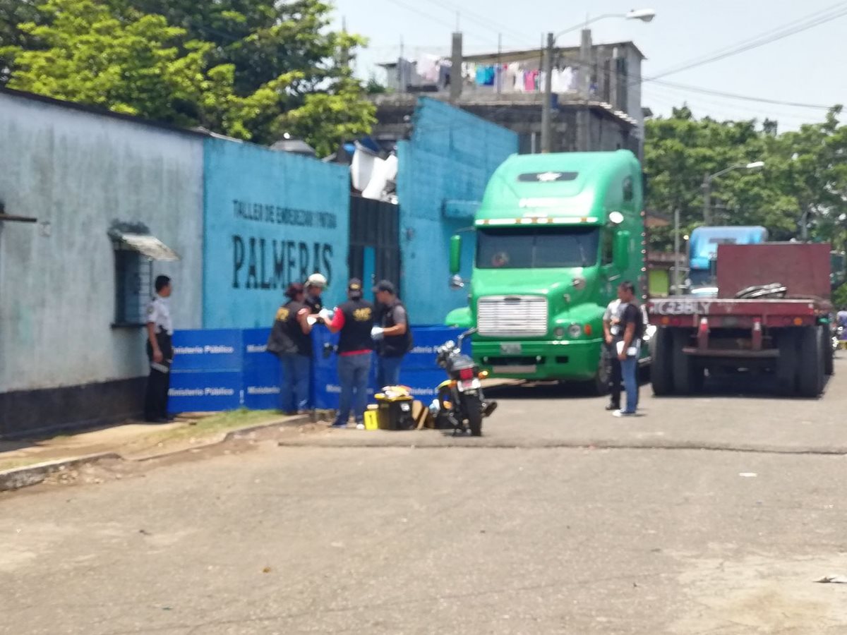 El ataque armado se registró en el taller de enderezado y pintura Palmeras, ubicado en la colonia Palmeras del Sur, zona 4 de Escuintla. (Foto Prensa Libre: Enrique Paredes)