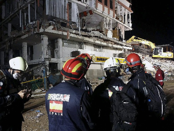 Rescatistas españoles buscan sobrevivientes del terremoto en Manabí, Ecuador. (EFE).