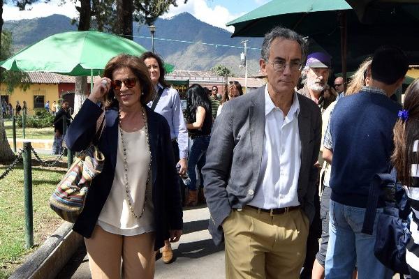 El embajador de España en Guatemala y la alcaldesa de Madrid visitaron la Antigua Guatemala. (Foto Prensa Libre: EFE)