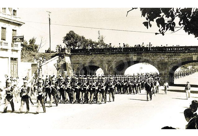 Desfile del 15 de septiembre en la década de 1940 pasando bajo el puente de la Penitenciaría hoy 7a. avenida. (Foto: Hemeroteca PL)