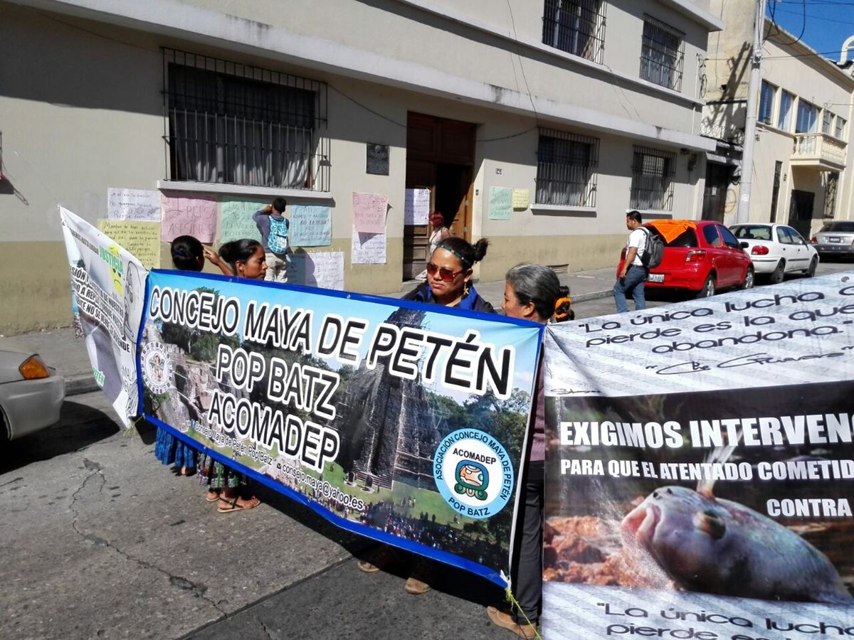 Habitantes de las comunidades de la orilla del Río La Pasión, Sayaxché, Petén, bloquean una calle en protesta por la falta de atención gubernamental. (Foto Prensa Libre: Edwin Bercián)