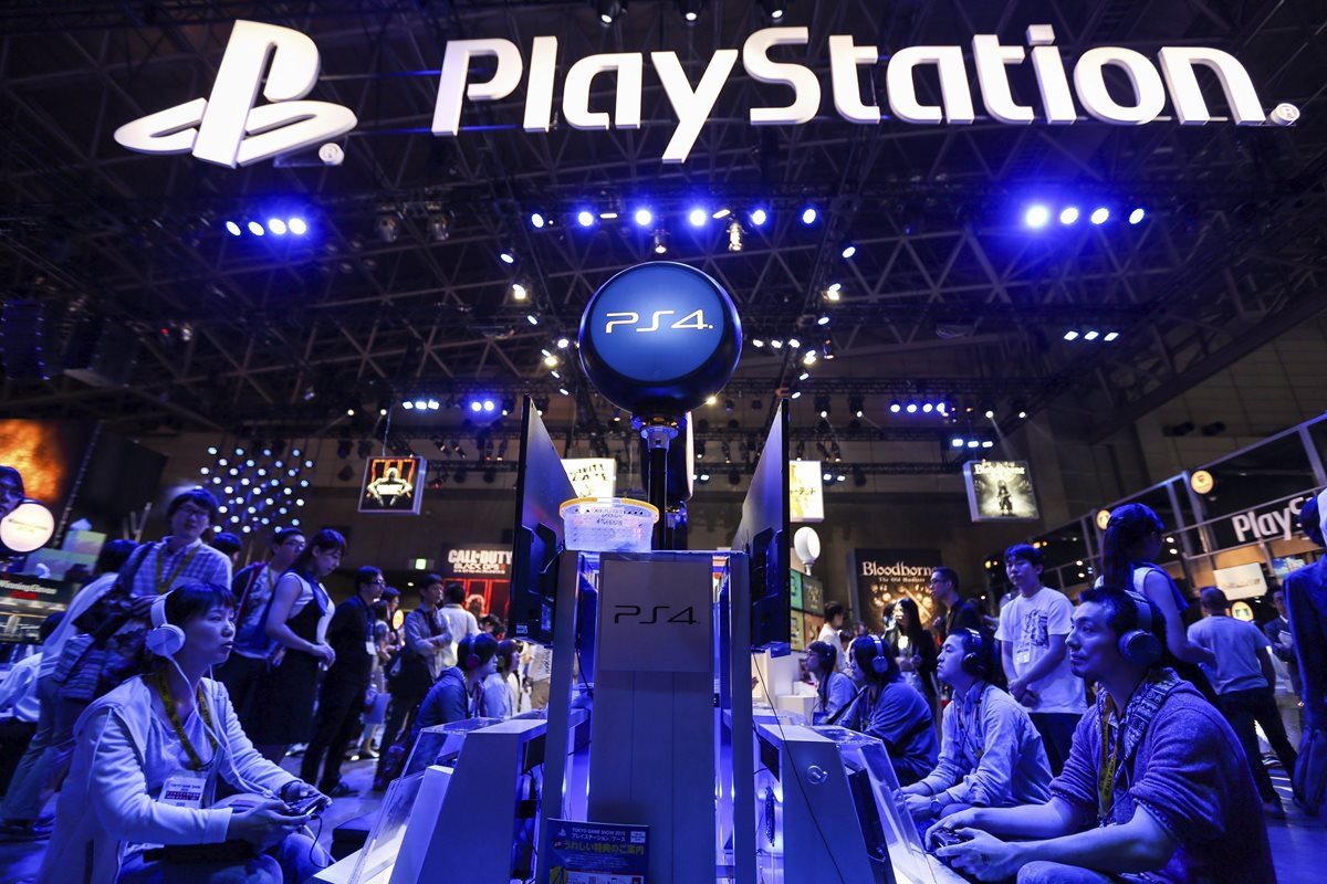 Visitantes jugan con consolas Sony PlayStation PS4 durante la Tokyo Game Show (Foto Prensa Libre: EFE).