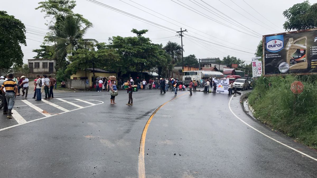 Por segundo día consecutivo manifestantes de Codeca bloquearon varias carreteras del país. (Foto Prensa Libre: Dony Stewart)