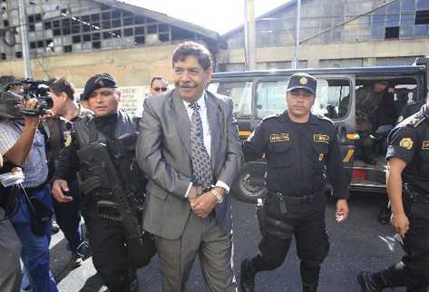 El alcalde de Antigua Guatemala, Adolfo Vivar, es custodiado por agentes de la Policía a su ingreso en la Torre de Tribunales.