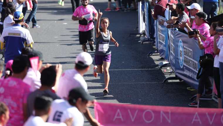 Heidy Villegas levanta la mano en seña de triunfo al acercarse a la meta en la Carrera Caminata Avon. (Foto Prensa Libre: Esbin Garcia)
