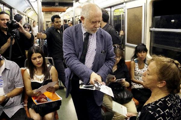 Versos de los veinte poemas de amor de Pablo Neruda pasean en Metro de Chile. (Foto Prensa  Libre: EFE)