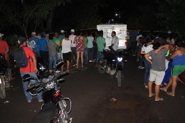 Vecinos observan la escena donde murieron dos personas. (Foto Prensa Libre: Carlos Paredes)<br _mce_bogus="1"/>