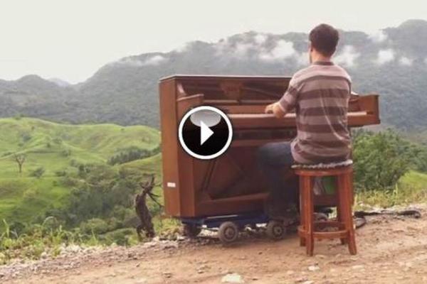Un músico estadounidense que visitó Semuch Champey, en Alta Verapaz fue inspirado por la naturaleza de ese enclave natutal. (Foto Prensa Libre)<br _mce_bogus="1"/>