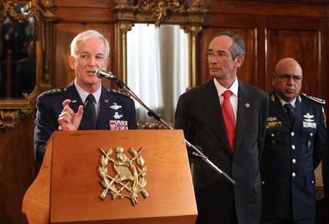 El general Douglas Fraser, junto al presidente Álvaro Colom, asegura que EE. UU. podría incrementar la ayuda al país para el combate del narcotráfico.