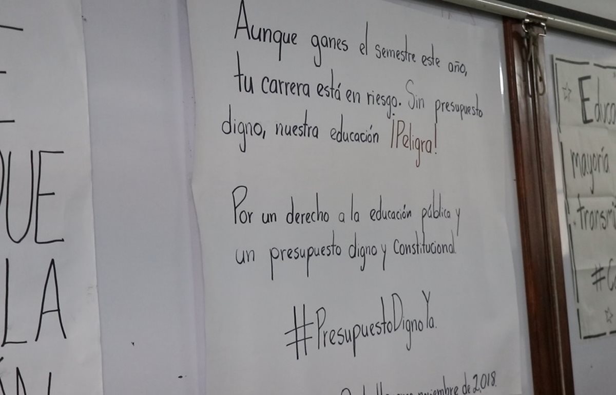 Uno de los carteles que colocaron los estudiantes para apoyar la protesta ante la falta de presupuesto de la Usac. (Foto Prensa libre: María Longo)