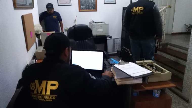 Agentes fiscales buscan información relacionada con casos de adopción irregular. (Foto Prensa Libre: MP)