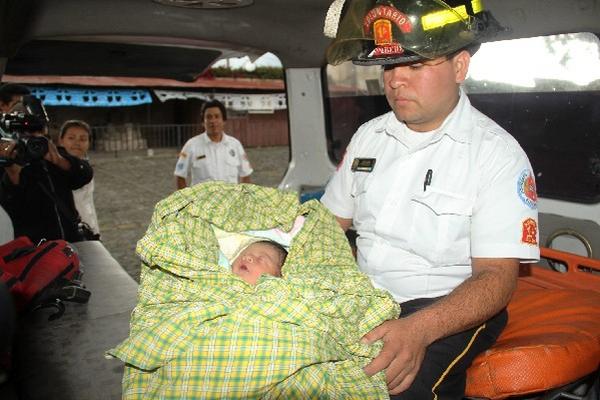 Un bombero voluntario  sostiene  a una  menor encontrada, el miércoles último,  en la iglesia San Francisco  El Grande.