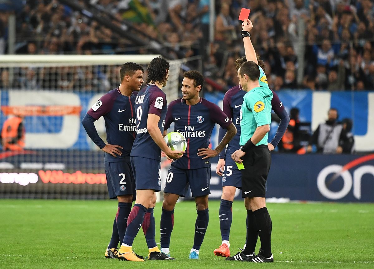 Neymar no puede creer que el árbitro le haya mostrado la tarjeta roja en el clásico contra el Marsella. (Foto Prensa Libre: AFP)