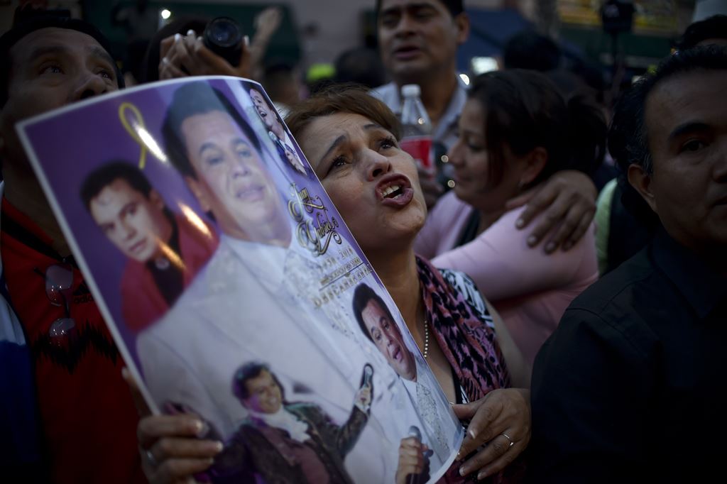 México y el mundo de la música llora la muerte Juan Gabriel, compositor que tocó a millones con desgarradora baladas de amor. (Foto Prensa Libre: AFP)