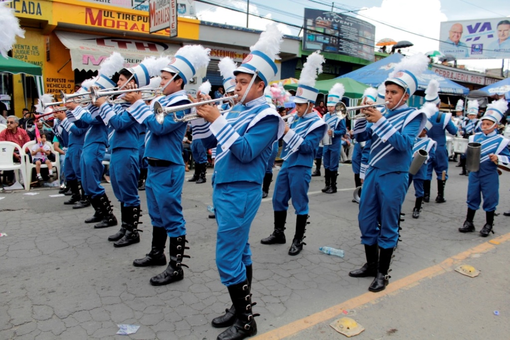 Las bandas escolares fueron el mayor atractivo del desfile de independencia que se realizó en la cabecera de Quetzaltenango. (Foto Prensa Libre: María Longo).