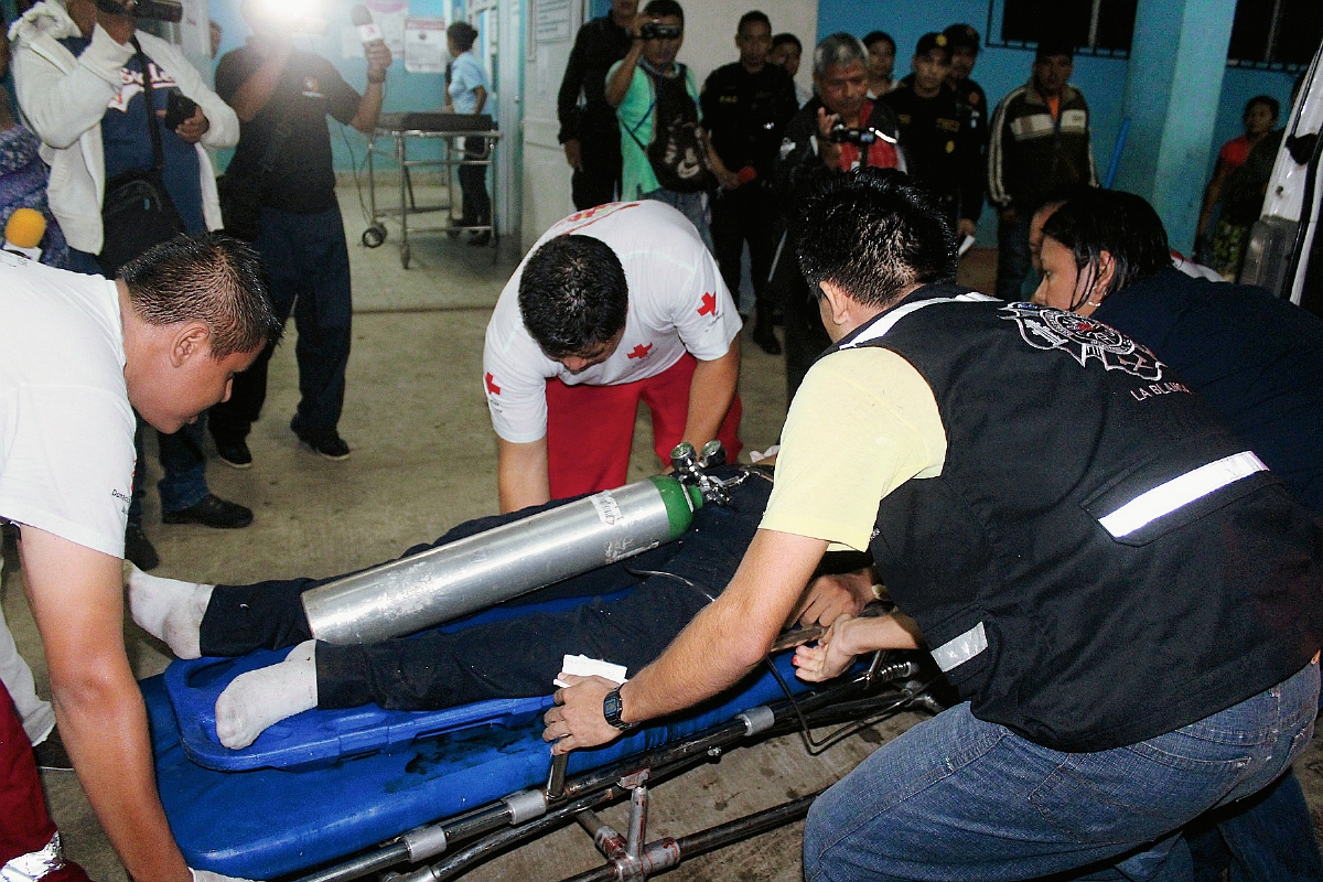 Socorristas ingresan a Julio César Vásquez  al hospital de Coatepeque, quien murió minutos después. (Foto Prensa Libre: Alexánder Coyoy)