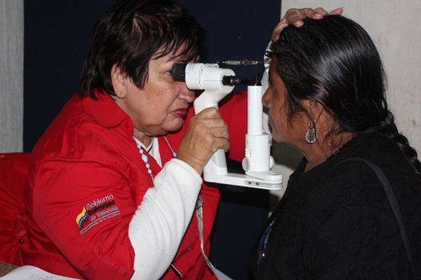 Oftalmólogos venezolanos efectúan jornadas para detectar enfermedades de los ojos. (Foto Prensa Libre: José Rosales).
