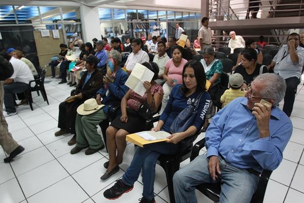 Personas hacen cola para tramitar su DPI. (Foto Prensa Libre: Archivo)