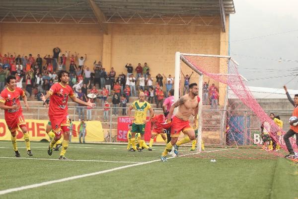 Quirino celebra el gol de San Pedro. (Foto Prensa Libre: Aroldo Marroquín)