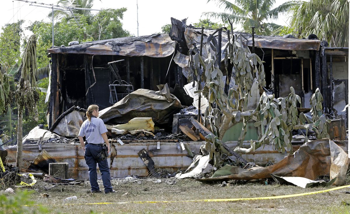 El pequeño avión se estrelló contra un estacionamiento de casas rodantes en Florida. (Foto Prensa Libre: AP).