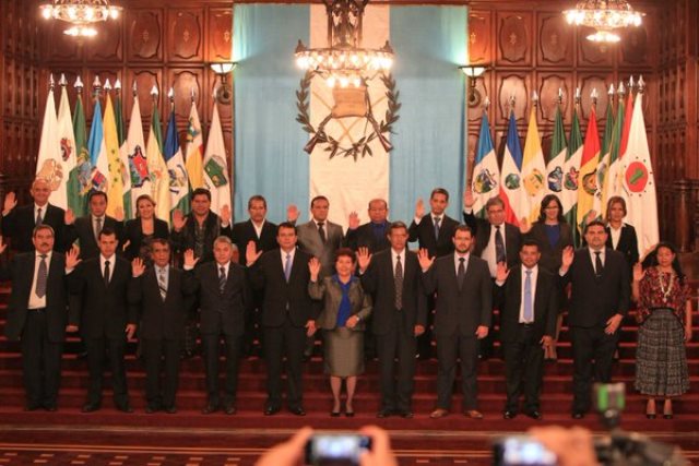 Los 22 funcionarios toman el juramento en el Palacio Nacional. (Foto Prensa Libre: Esbin García)