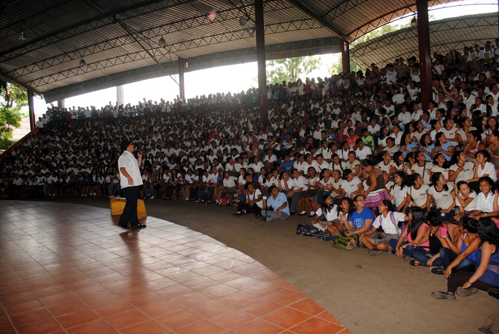 El cómico abuelo cándido cuenta un chiste a estudiantes que asistieron a actividad a favor de los Bomberos Voluntarios, en Retalhuleu. (Foto Prensa Libre: Rolando Miranda)