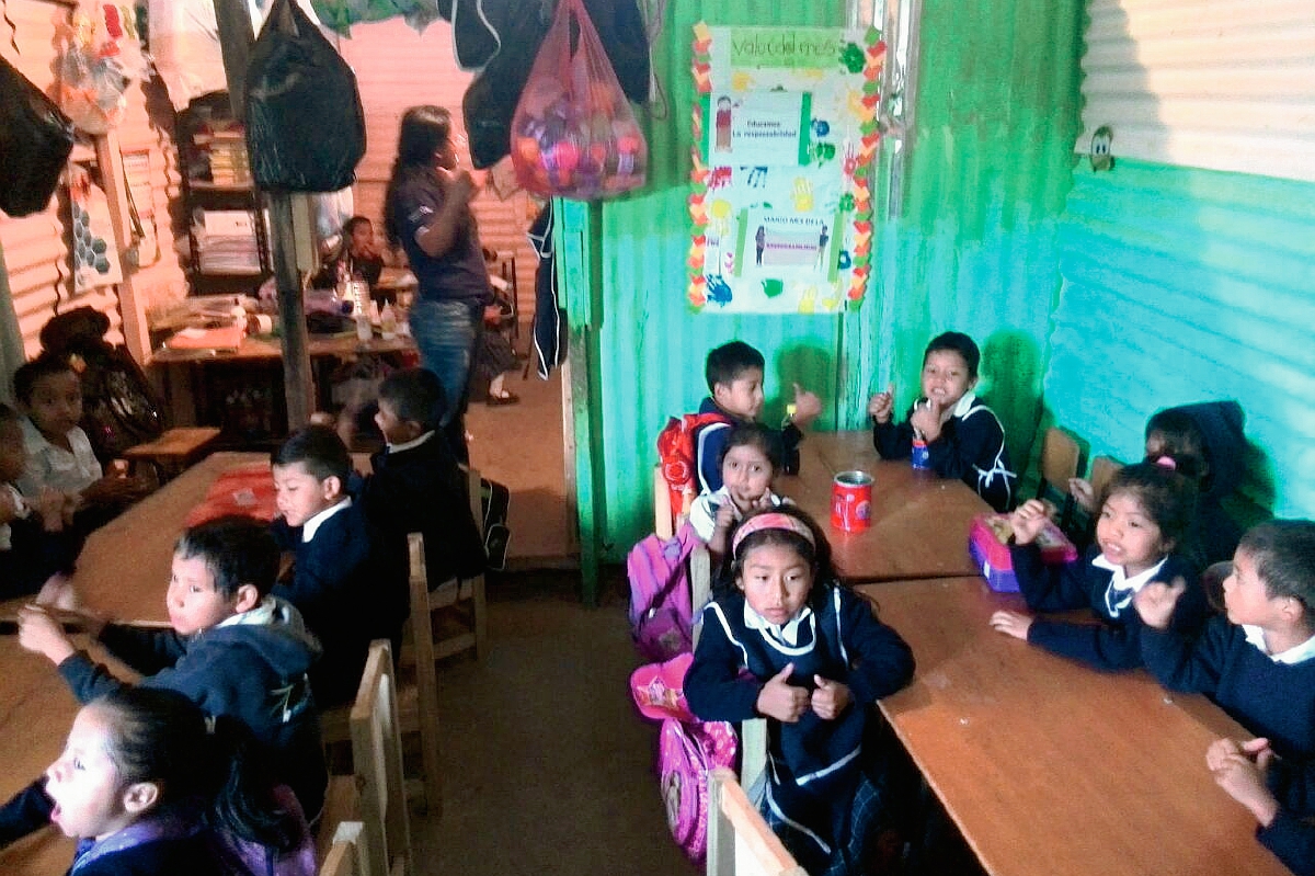 Niños de la Escuela Nuevo Amanecer de Peronia, reciben clases en aulas de lámina. (Foto Prensa Libre: Estuardo Paredes).