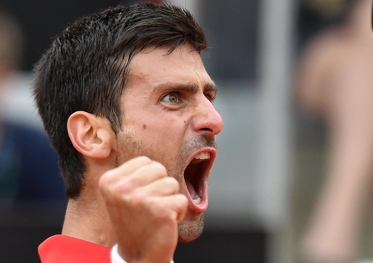 El serbio Novak Djokovic, se clasificó a las semifinales del Masters 1000 de tenis de Roma tras derrotar al español Rafael Nadal. (Foto Prensa Libre: EFE)