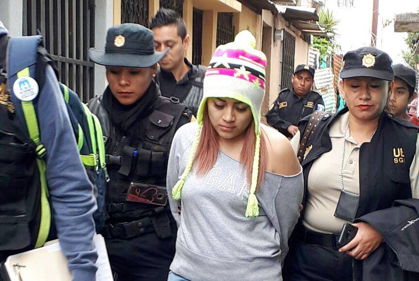 Capturan a Aracely Castro de 22 años sindicada de pertenecer a una red de trata de menores. (Foto Prensa Libre: PNC)