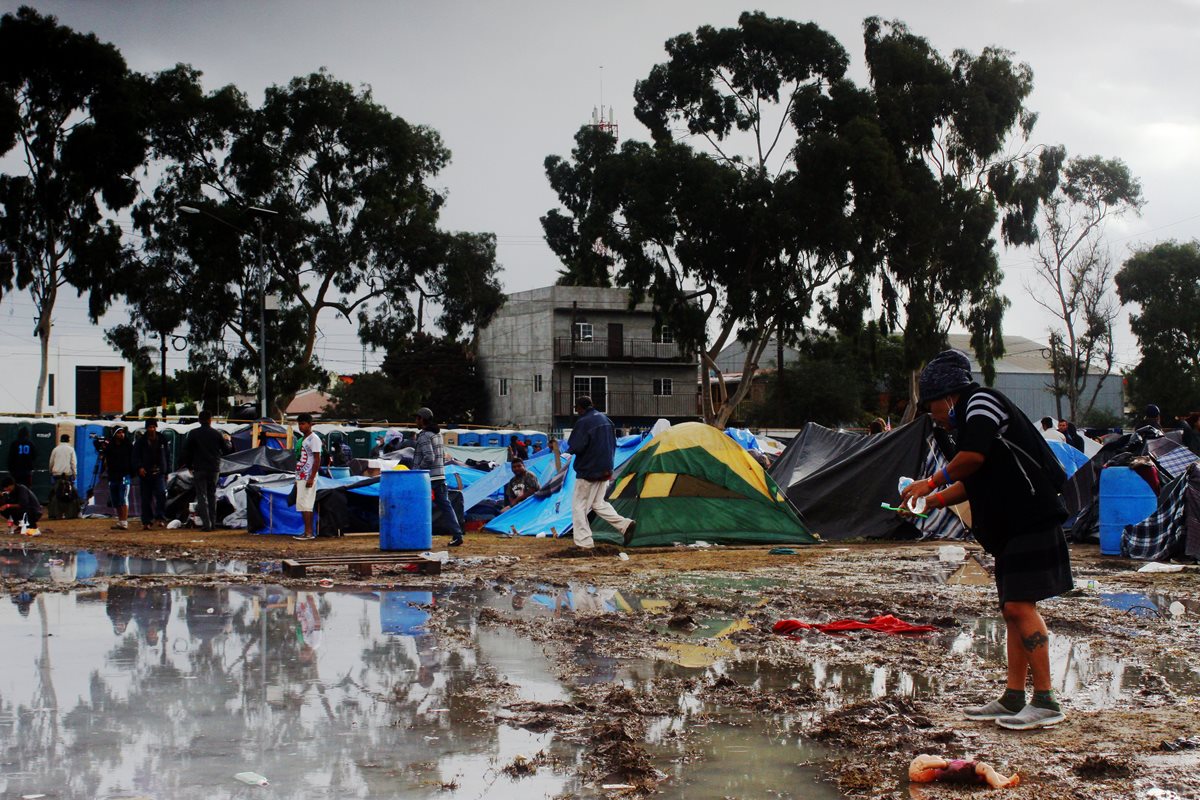 Una fuerte lluvia dejó anegados los albergues para los migrantes en Tijuana, México. (Foto Prensa Libre: EFE)