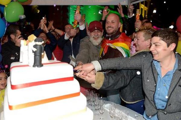 Las parejas de homosexuales podrían tener derecho de adoptar hijos, si  se aprueba la polémica ley en Colombia. (Foto Prensa Libre: AFP).