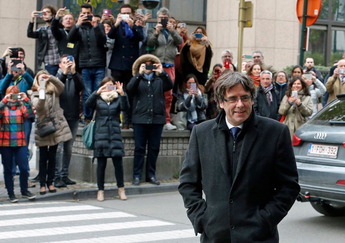 Carles Puigdemont, llegando para dirigirse a los medios de comunicación en Bruselas.(Foto Prensa Libre:AFP).