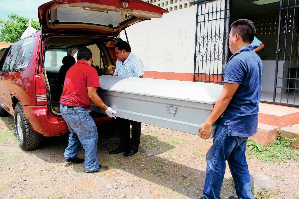 Parientes retiran  de la morgue de Retalhuleu el féretro de Nery Ramos, quien fue ultimado por su suegro. (Foto Prensa Libre: Rolando Miranda)